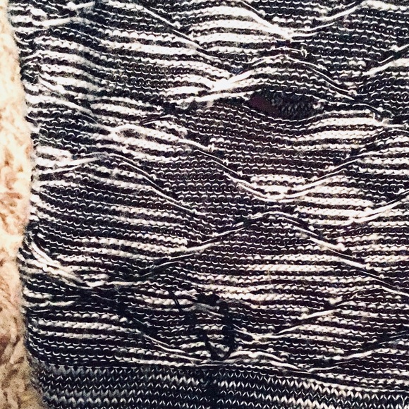 FREE w/any Purchase ~VENUS Black & White Tunic - Picture 5 of 5